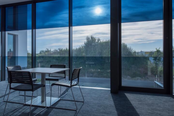 Smart Glass Technology: Automatic Shading for Large Windows