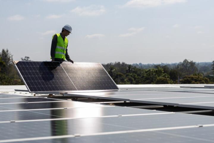 Financing Solar Batteries: Leasing vs. Buying Outright