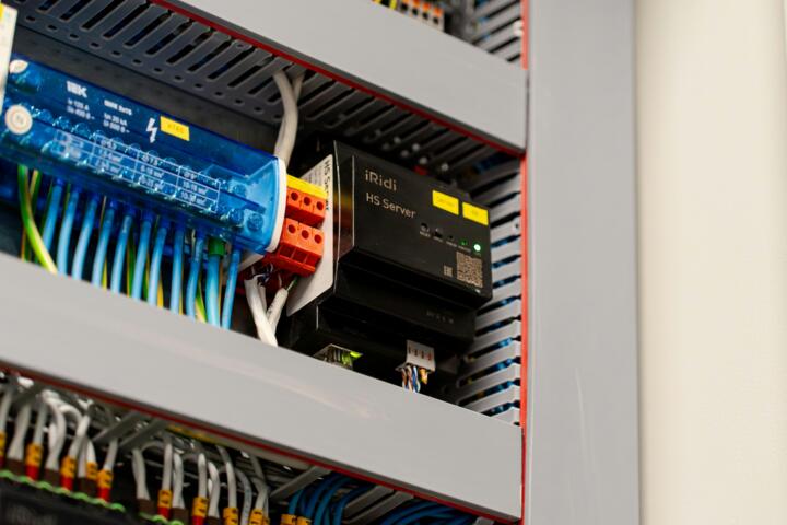 Off-Grid Connectivity: Starlink vs Long-Range 4G/5G Antennas