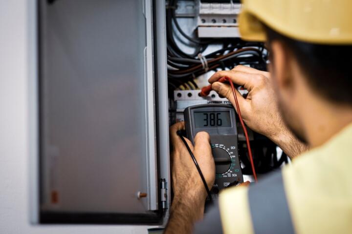 Managing Peak Loads: How to Use Appliances Without Tripping Breakers