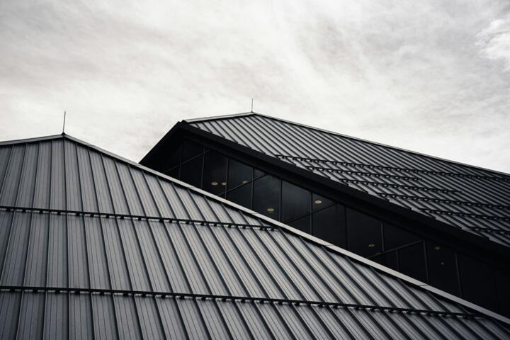 Metal Roofing vs. Asphalt Shingles: Long-Term Durability Analysis
