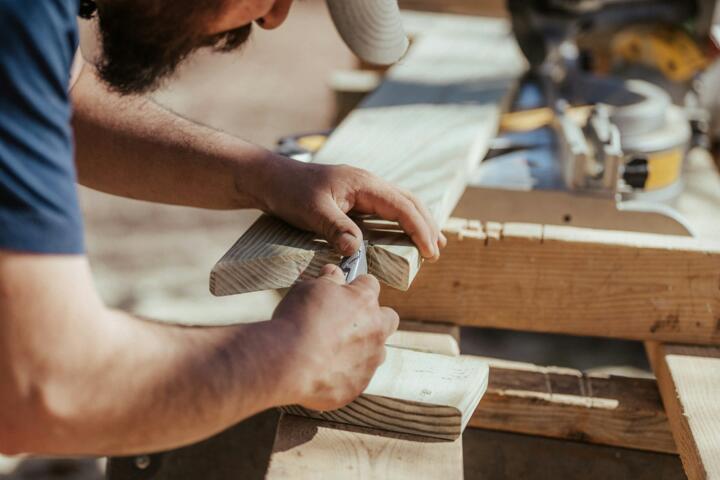 Cost Analysis: DIY Construction vs. Hiring a General Contractor