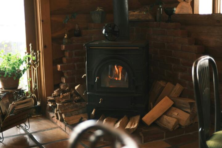 Pellet Stoves vs. Traditional Wood Fireplaces: Efficiency Analysis
