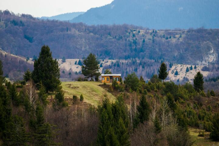 The Resale Value of Off-Grid Homes: Market Trends and Buyers
